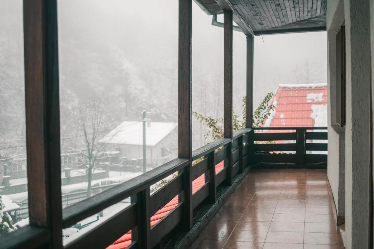 Hanul Vanatorului Gureni Exterior foto